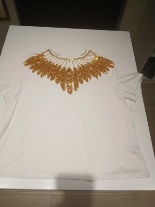 Camiseta blanca con adornos dorados