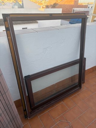 Ventana aluminio marrón