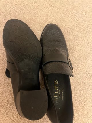 Zapatos negros de tacón bajo con hebilla