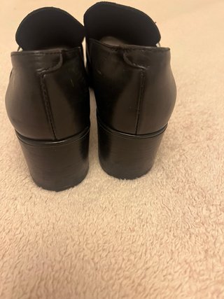 Zapatos negros de tacón bajo con hebilla