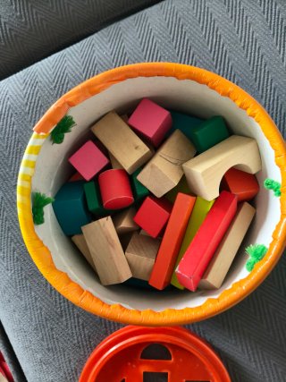 Cubo con bloques de madera