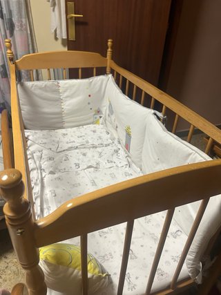 Cuna madera con colchón y ropa de cama