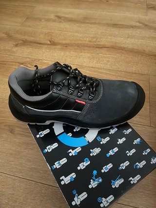 Zapatos de Trabajo Negros y Grises