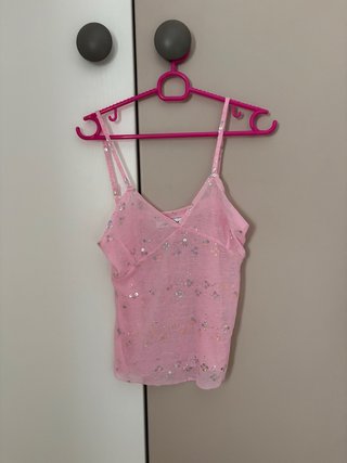 Camiseta rosa con lentejuelas plateadas