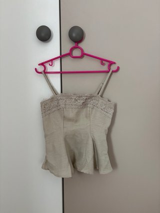 Top lencero beige con encaje