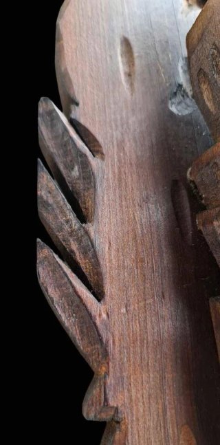 Antica applique in legno