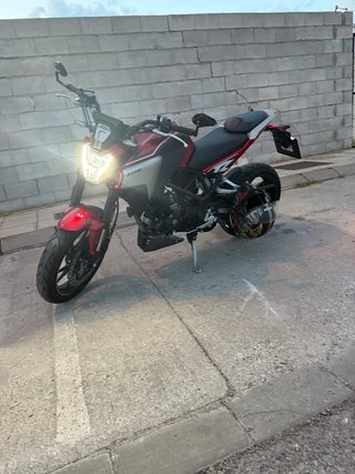 Kovee R 125 Naked Roja y Blanca
