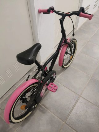 Bicicleta infantil Btwin rosa. De 4 a 9 aprox.