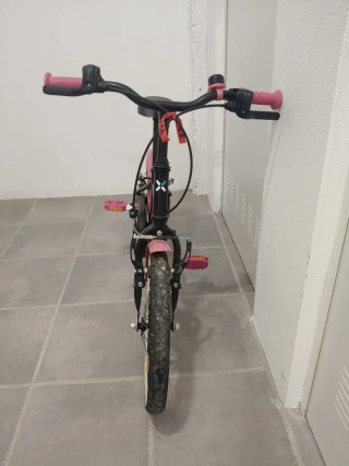 Bicicleta infantil Btwin rosa. De 4 a 9 aprox.