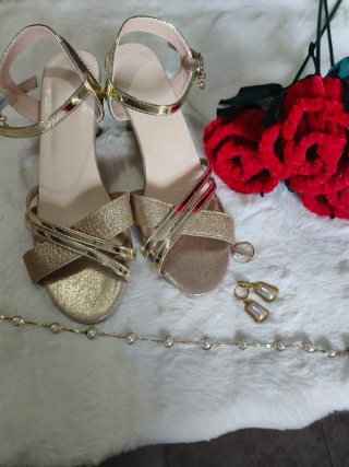 Tacones dorados de fiesta