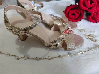 Tacones dorados de fiesta