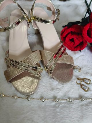 Tacones dorados de fiesta