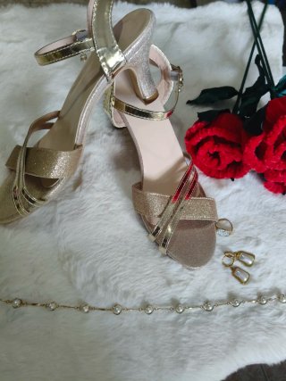 Tacones dorados de fiesta