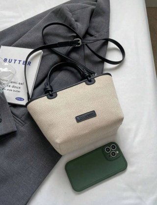 Bolso de mano beige y blanco