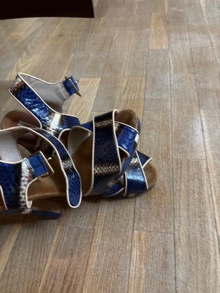 Sandalias Bimba y Lola tacón azul multicolor