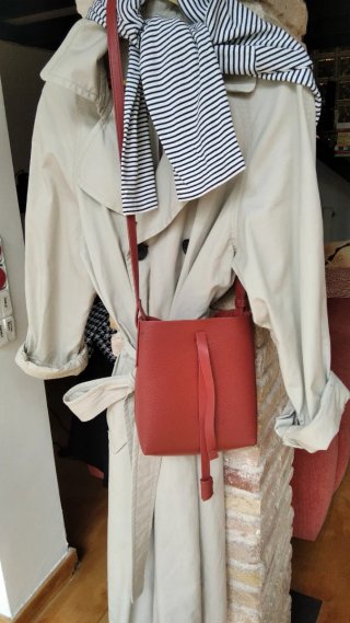 Gabardina ligera entretiempo beige.  Impecable.