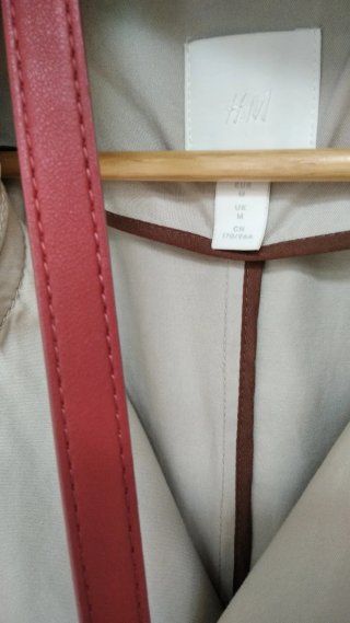 Gabardina ligera entretiempo beige.  Impecable.
