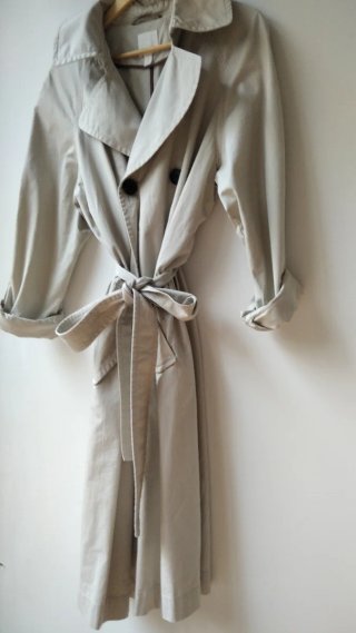 Gabardina ligera entretiempo beige.  Impecable.