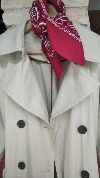 Gabardina ligera entretiempo beige.  Impecable.
