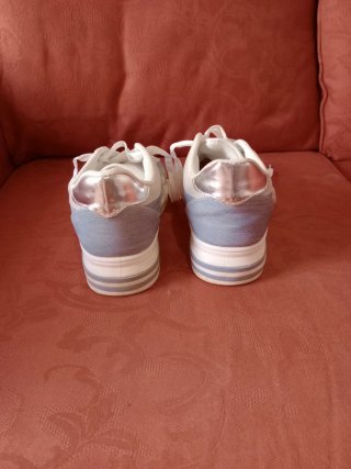 Tenis blancos y plateados mujer