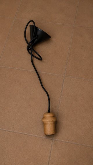 Lámpara colgante negra y madera