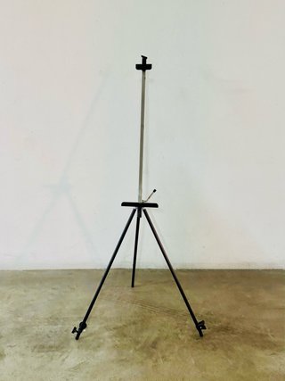 Caballete metálico ajustable para trabajos de arte