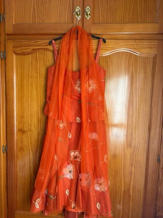 falda, top y echarpe de tul bordado flores naranja