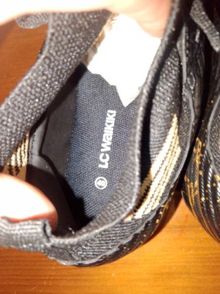 Zapatos de fútbol negros y dorados