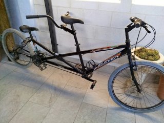 Bicicleta tándem negra