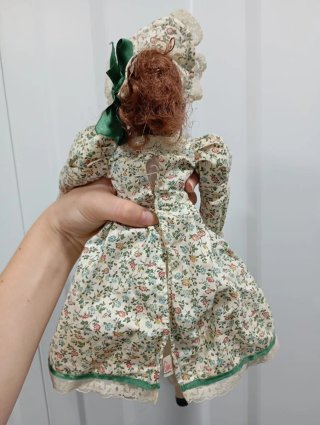 Muñeca de porcelana antigua floral