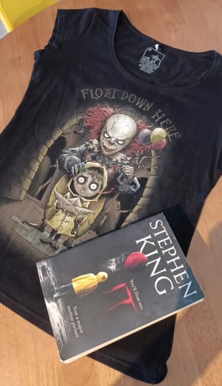 Libro It en inglés + camiseta talla m pequeña