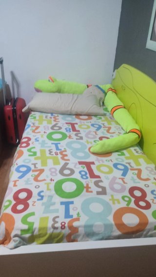 Cama con cajón y tirador amarillo cuadro cajones