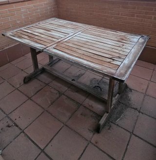Mesa de exterior de madera y metal