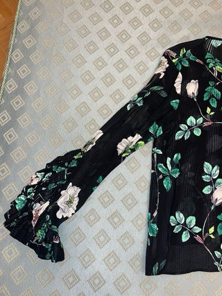 Blusa floral negra con mangas