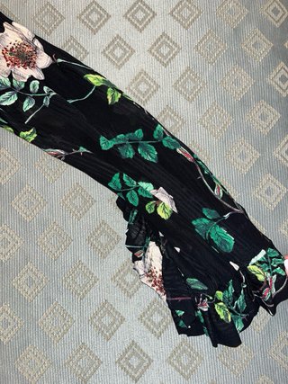 Blusa floral negra con mangas