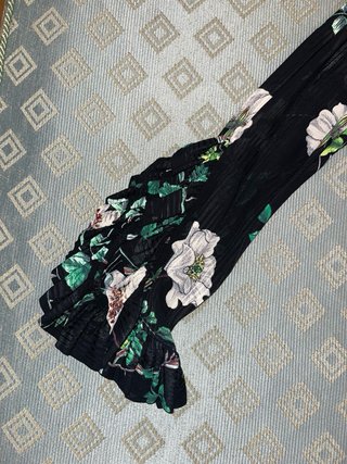 Blusa floral negra con mangas