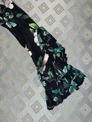 Blusa floral negra con mangas