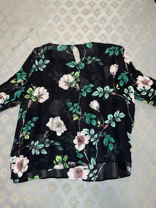 Blusa floral negra con mangas