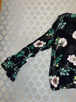 Blusa floral negra con mangas