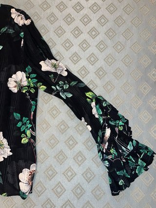 Blusa floral negra con mangas