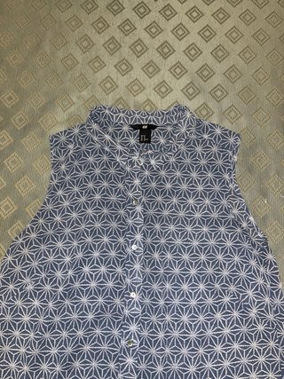 Blusa H&M sin mangas geométrica Talla L