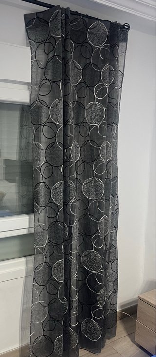 Cortina gris con círculos plateados y negros