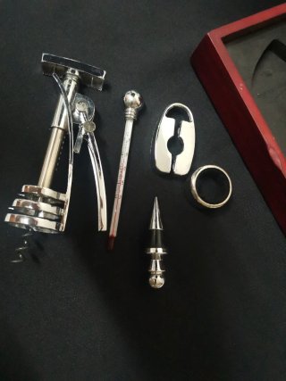 Set de vino de madera y metal