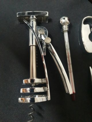 Set de vino de madera y metal