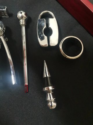 Set de vino de madera y metal