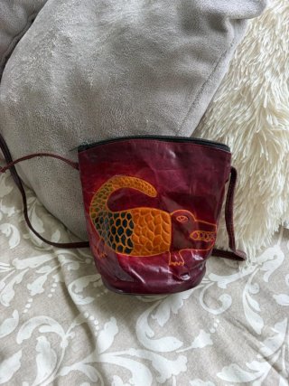 Bolso de cuero con diseño de cocodrilo