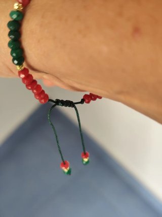 Pulsera de piedras verdes y rojas