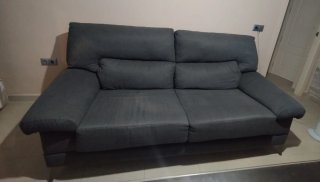 Sofá de tela gris