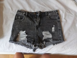 Pantalones cortos vaqueros grises desgastados