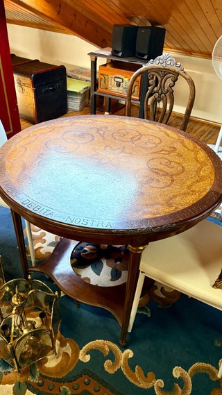 Mesa antigua labrada madera y metal